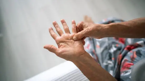 Early Signs of Dupuytren’s Contracture: What to Look for Before a Finger Bends